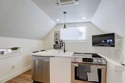 Private Highlands 1BR | Vaulted Ceilings