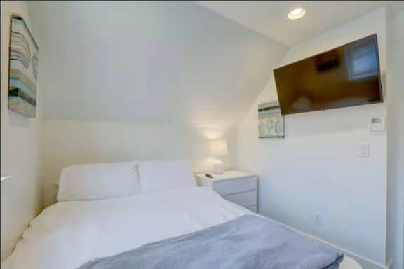 Private Highlands 1BR | Vaulted Ceilings
